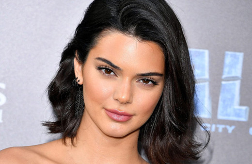 Kendall Jenner üstünü giymeyi unutmuş! Transparan elbisesi olay oldu