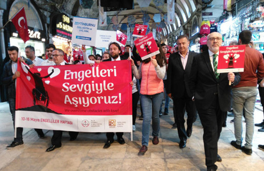 Kapalıçarşı'da 'Engelleri sevgiyle aşıyoruz' yürüyüşü