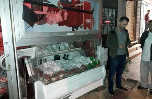 Haracı alamayınca iş yerinin camlarını kırdılar