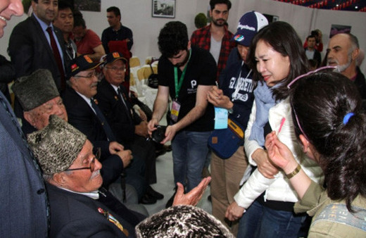 Güney Koreli turistler Türk Kore gazilerinin ayaklarına kapandı