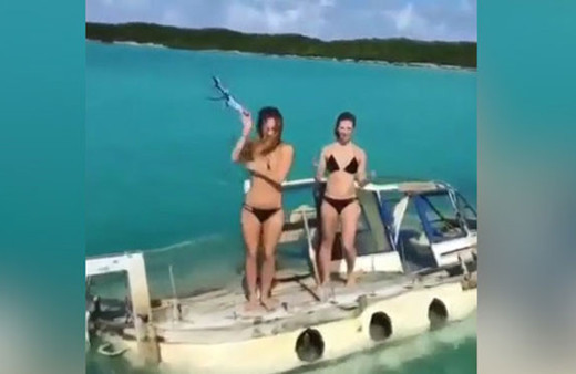 Batan teknede bikinisini çıkarıp yardım istedi!