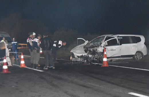 Tekirdağ'da iki otomobil kafa kafaya çarpıştı