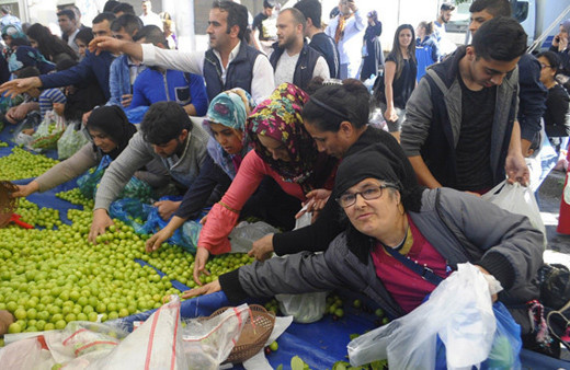 Pazarın tamamını satın aldı vatandaşlara dağıttı
