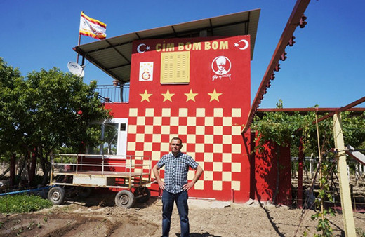 Fanatik Galatasaray taraftarı evini sarı kırmızı boyadı!