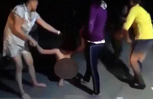 Kıskanç eş kocasının sevgilisini sokak ortasında soydu saçlarını kesti ve...