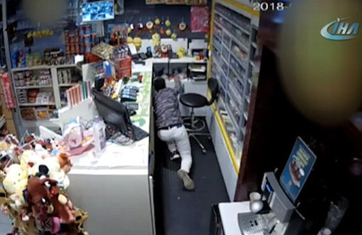 Emekleyerek çaldığı paralarla, tuvalet penceresinden kaçtı