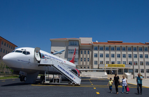 Lise bahçesindeki yolcu uçağı 'göreve' hazır