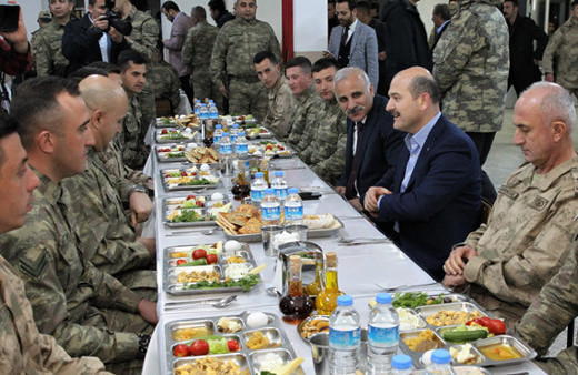 Bakan Soylu Mehmetçik'le sahur yaptı