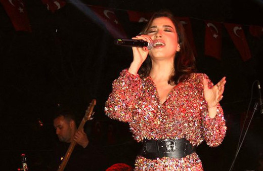Konserinde olay çıktı Burcu Güneş fena azarladı!