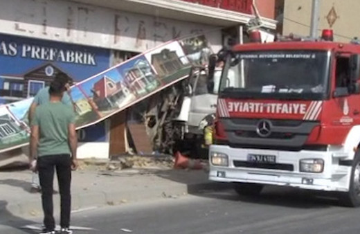 Feci kaza! Kontrolden çıkan kamyon dükkana böyle girdi