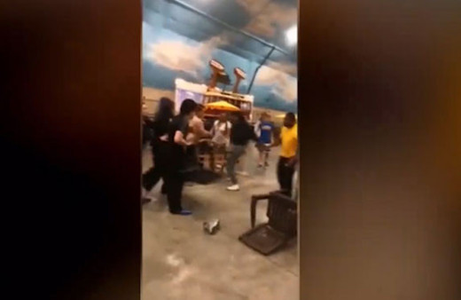 Sandalyeler havada uçuştu! Yemek salonunda feci kavga