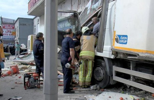 Büyükçekmece'de kamyon iş yerine daldı