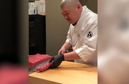 Kılıçla balık kesen aşçı sosyal medyada olay oldu!