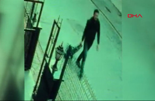 Pazar arabasıyla sokaklarda dolaşan bu kişiye dikkat