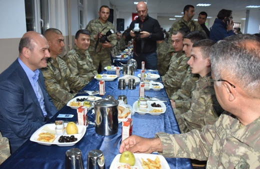 İçişleri Bakanı Soylu askerlerle sahur yaptı