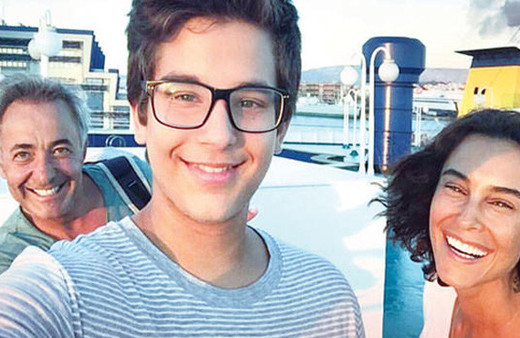 Mehmet Aslantuğ oğlu Can ile aynı sahnede