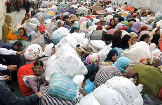 Vicdansız tüccarlar kadınları yük katırı gibi kullanıyor 