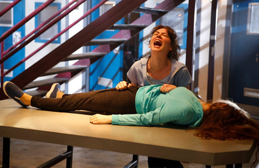 Avlu dizisinde geceye damga vuran sahne! Veda mı ediyor