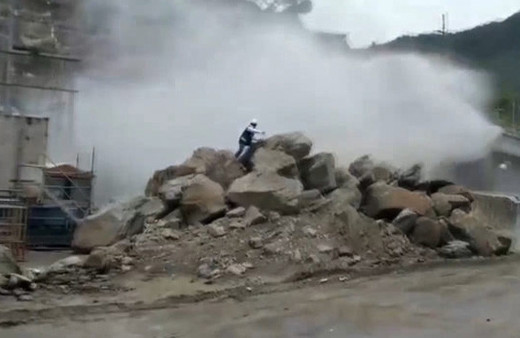 Canını zor kurtardı! İnşaat halindeki baraj böyle çöktü