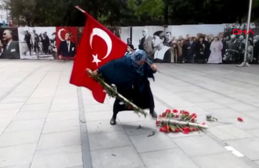 Atatürk anıtındaki HDP çelengini parçaladı, CHP çelengini devirdi!