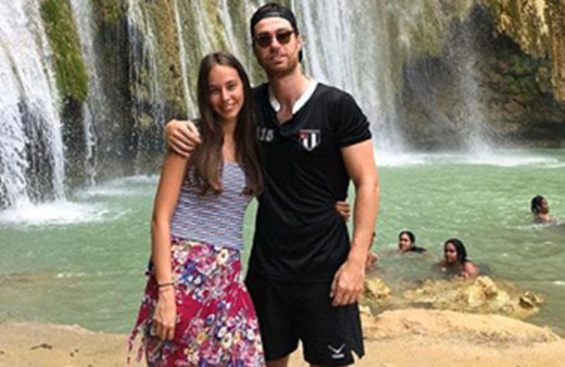 Dominik'te şelale önünde 'aşk' pozu!