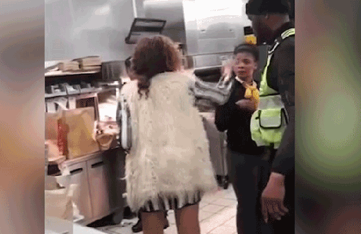 Ünlü hamburger zincirinde kavga! Fena birbirlerine girdiler 