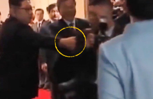 Tarihi zirvede olay görüntü! Kim Jong-Un'un hareketi dünya gündemini sarstı