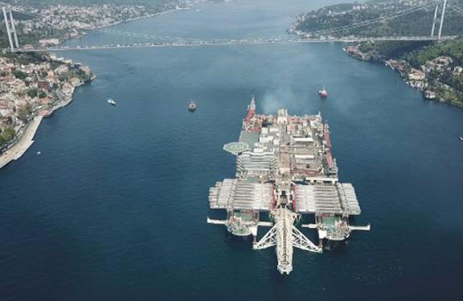 İstanbul Boğazı'ndan bir dev geçiyor! İlginç görüntüler...