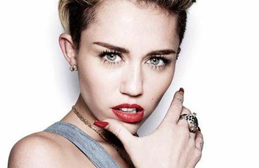 Soyunduğu için özür dilemişti geri aldı