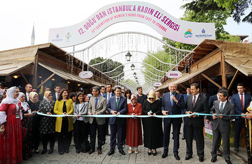 Başkan Uysal 'Doğudan İstanbul'a Kadın Eli Sergisi'nin açılışını yaptı