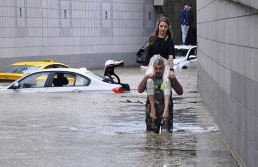 Hiç düşünmedi onlarca vatandaşı kurtardı