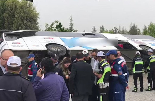 Kütahya'da otobüs devrildi ölü ve yaralılar var