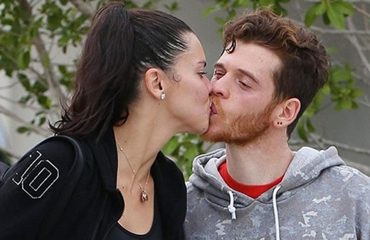 Adriana Lima'dan yatakta aşk pozu!