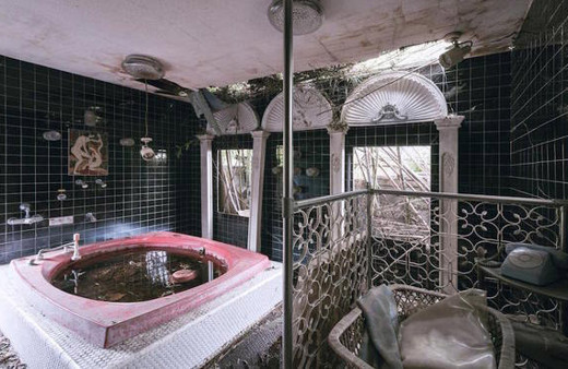 Bir zamanlar dolup taşıyordu! +18'lik otelin hali içler acısı