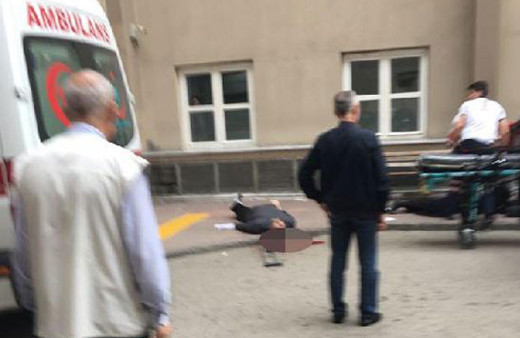 Acil servis önünde dehşet! Eşinin yanında başından vurdu