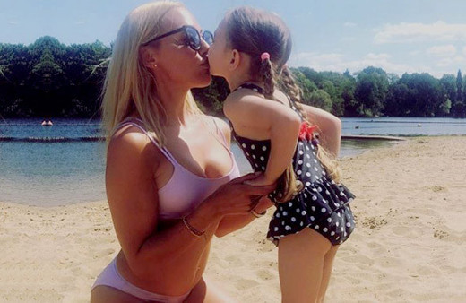 Yerden yere vurdular! Tepki çeken öpücük