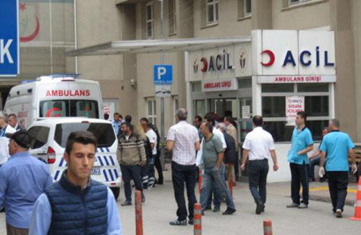 Acil servis önünde dehşet! Eşinin yanında başından vurdu