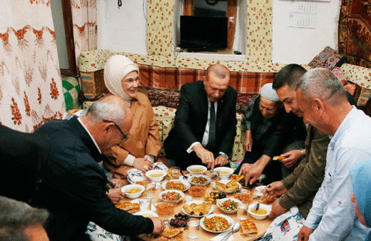 Cumhurbaşkanı Erdoğan, vatandaşın evinde iftar yaptı
