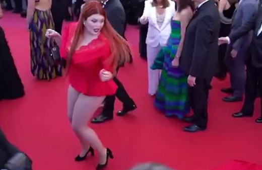 Eteğine basılınca iç çamaşırı ile kaldı herkese rezil oldu