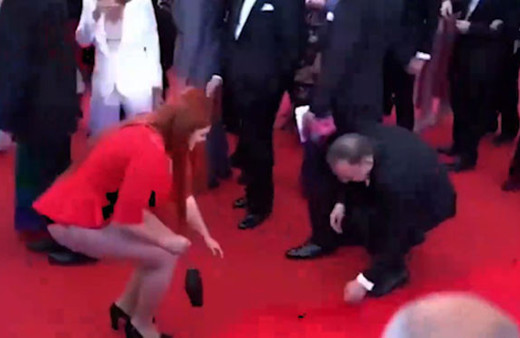 Cannes'da şoke eden olay! Kırmızı halıda bir anda iç çamaşırlarıyla kaldı