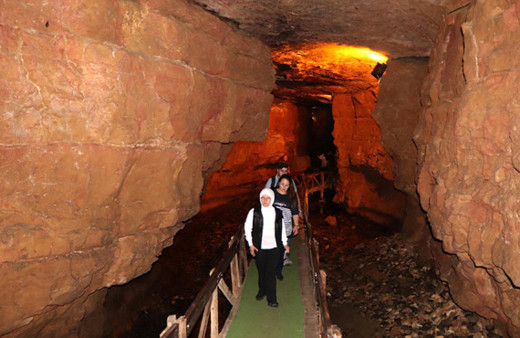 Trabzon'daki mağarının 60'ıncı metresi görenleri etkiliyor