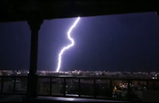 Tam uçak kalkarken yıldırım böyle düştü!