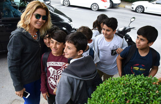 Fotoğraf çektirmek için yanlarına gitti! Neye uğradığını şaşırdı