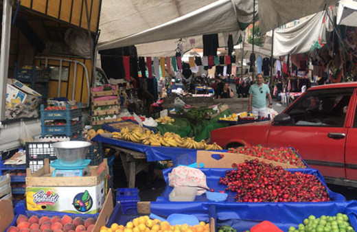  Şişli’de otomobil pazara daldı yaralılar var...