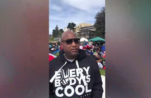 Siyahi gençler rahatsız olan kadına böyle cevap verdiler!