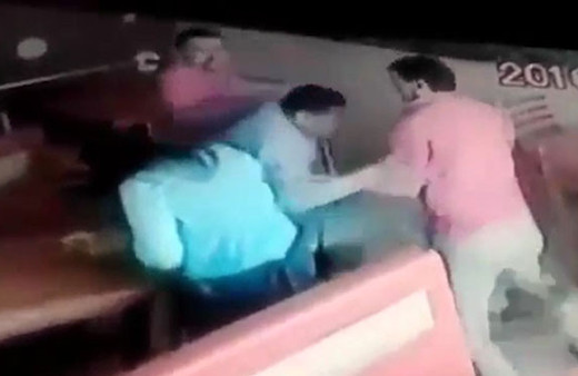 Börekçide sevişen çifti dinlene dinlene dövdüler!