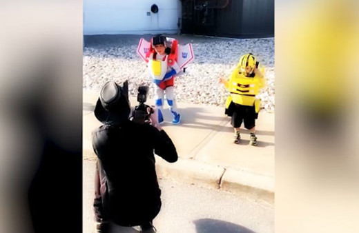 Oyuncak maketler içindeki çocukların gülümseten anları