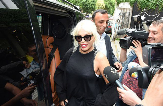 Muhabirin sorusuna Ajda Pekkan'dan bomba yanıt: Kapı önünde açamam ki