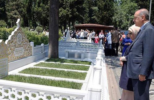 Erdoğan, anne ve babasının mezarlarını ziyaret etti