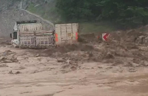 Bursa'da sel: Şiddetli yağış kamyonu sürükledi!